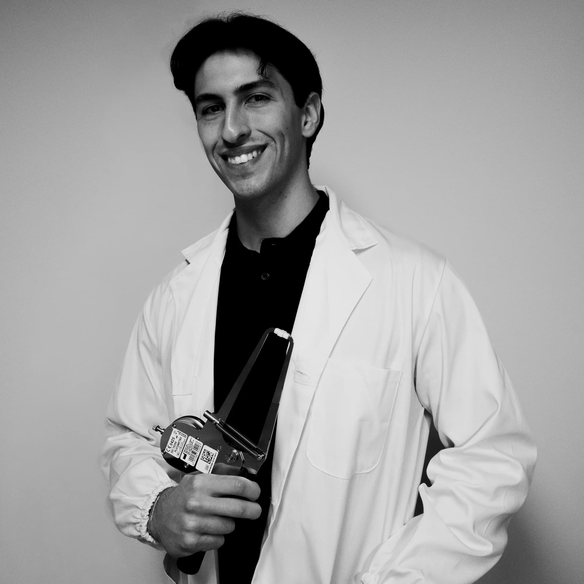 Matteo Trobbiani con strumento per la valutazione antropometrica